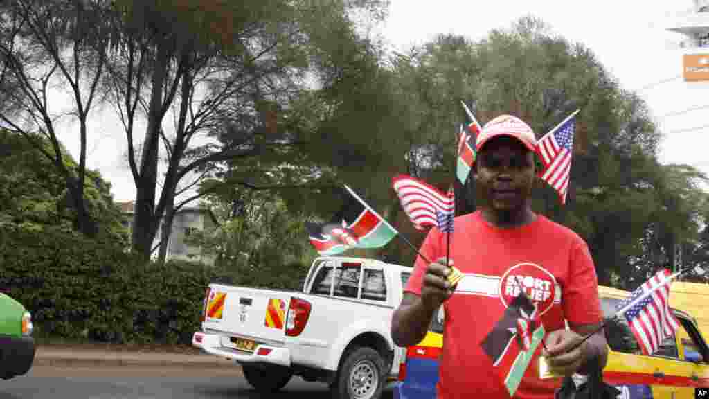 Un veundeur et ses drapeaux américains et kenyans, Nairobi, 24 juillet 2015.