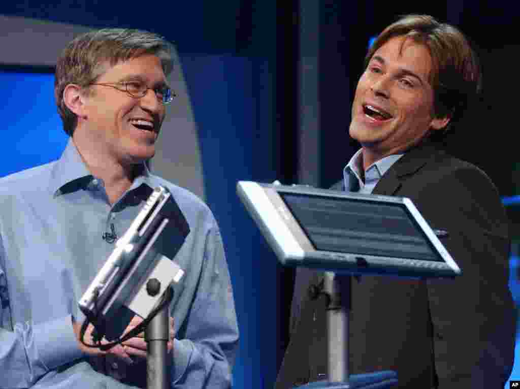 Jeff Raikes, wakil presiden grup dari Grup Sistem Produktivitas dan Bisnis di Microsoft, bercanda dengan aktor Rob Lowe, saat ia mengisahkan pengalamannya menggunakan Tablet PC pada peluncuran produk tersebut di New York City, 7 November 2002.