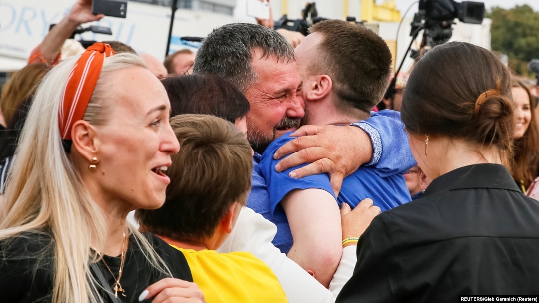 Seorang tahanan Ukraina disambut oleh keluarganya saat tiba di Kyiv, Ukraina, 7 September 2019. (Foto: Gleb Garanich)