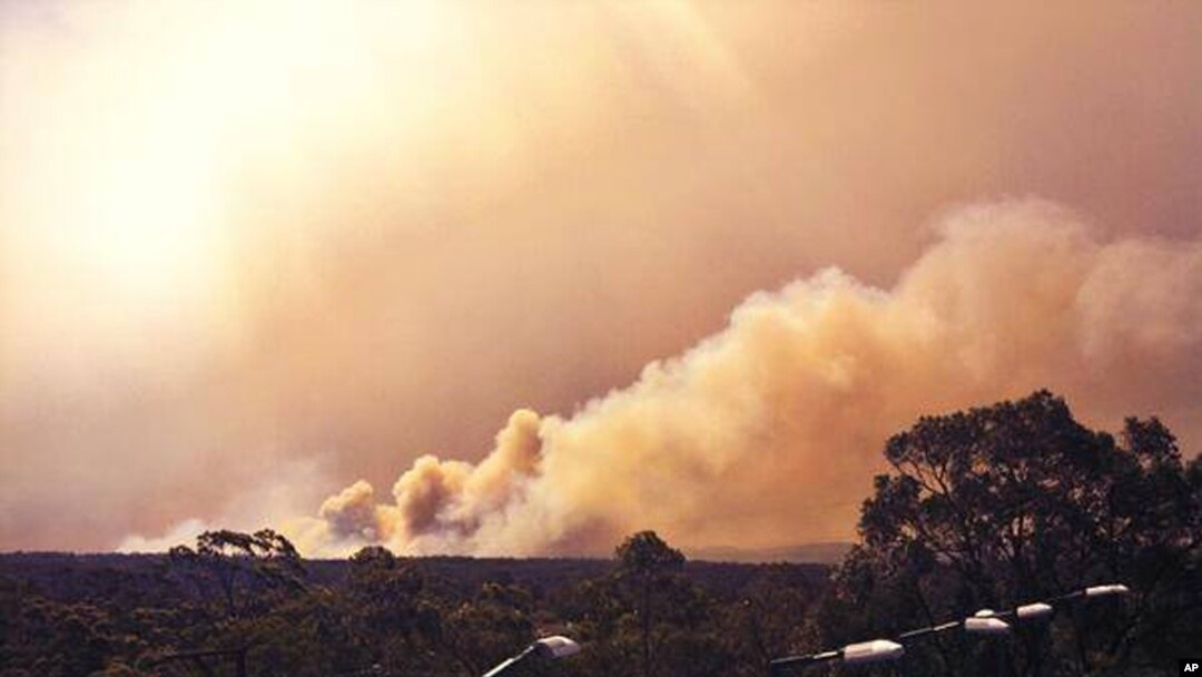 Asap membubung dari kebakaran dekat Springwood, bagian barat Sydney (17/10). (Foto: New South Wales Rural Fire Service)