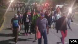 Una caravana integrada por miles de hondureños de distintas edades, inició el recorrido de más de 3 mil kilómetros de distancia que separan la ciudad de San Pedro Sula con la frontera sur de Estados Unidos. Foto, Óscar Ortíz, VOA.