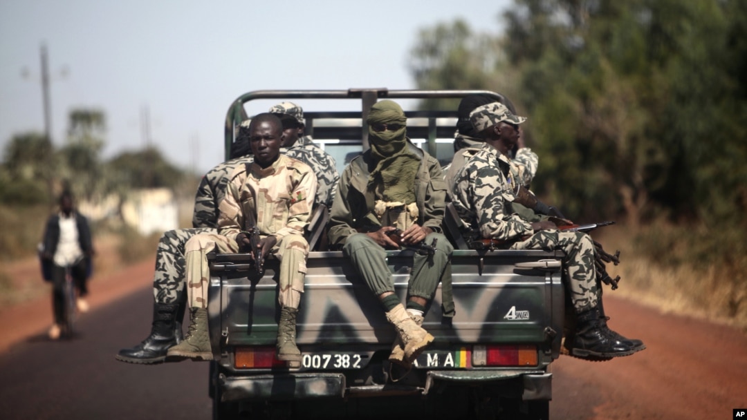 Tentara Mali menuju Markala, Mali (18/1). Pasukan Mali yang didukung Perancis berhasil merebut kembali dua kota yang sebelumnya dikuasai militan. 