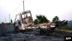 Un camion brûlé lors des manifestations sur la route menant à l'Université de Kinshasa le 19 janvier 2015.