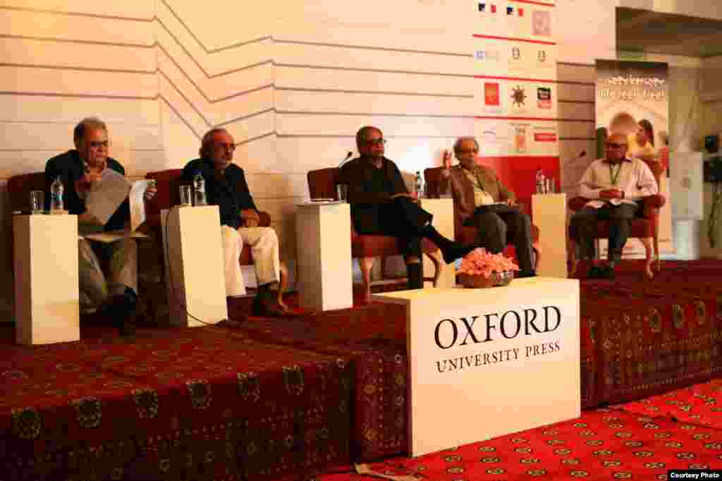 ادبی میلے کے پہلے روز "آج کا غالب" کے عنوان سے ہونے والے مذاکرے کے مہمان