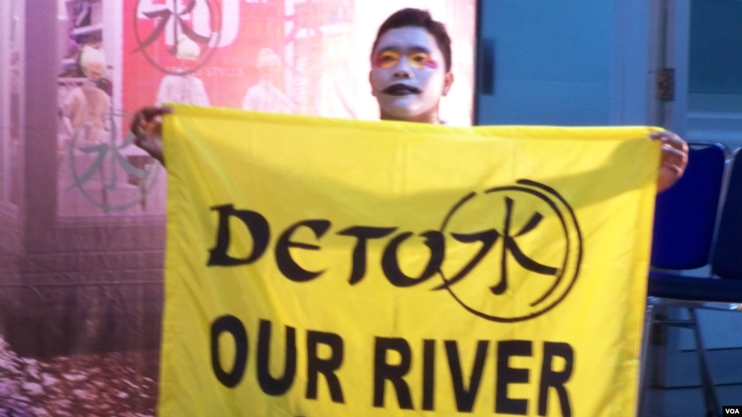 Aktivis Greenpeace menyerukan agar pelaku pencemaran sungai Citarum bertanggungjawab melaksanakan program detox untuk mengurangi limbah kimia yang dibuang di sungai tersebut (VOA/Fatiyah)