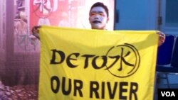 Aktivis Greenpeace menyerukan agar pelaku pencemaran sungai Citarum bertanggungjawab melaksanakan program detox untuk mengurangi limbah kimia yang dibuang di sungai tersebut (VOA/Fatiyah)