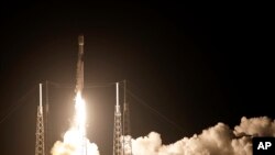 Roket Falcon 9 SpaceX lepas landas dari landasan peluncuran Cape Canaveral, Florida, 7 Agustus 2018. 