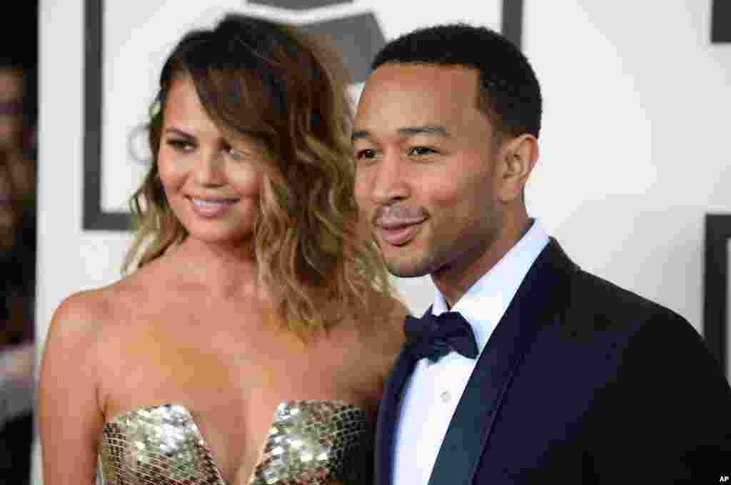 Christine Teigen, solda, ve John Legend