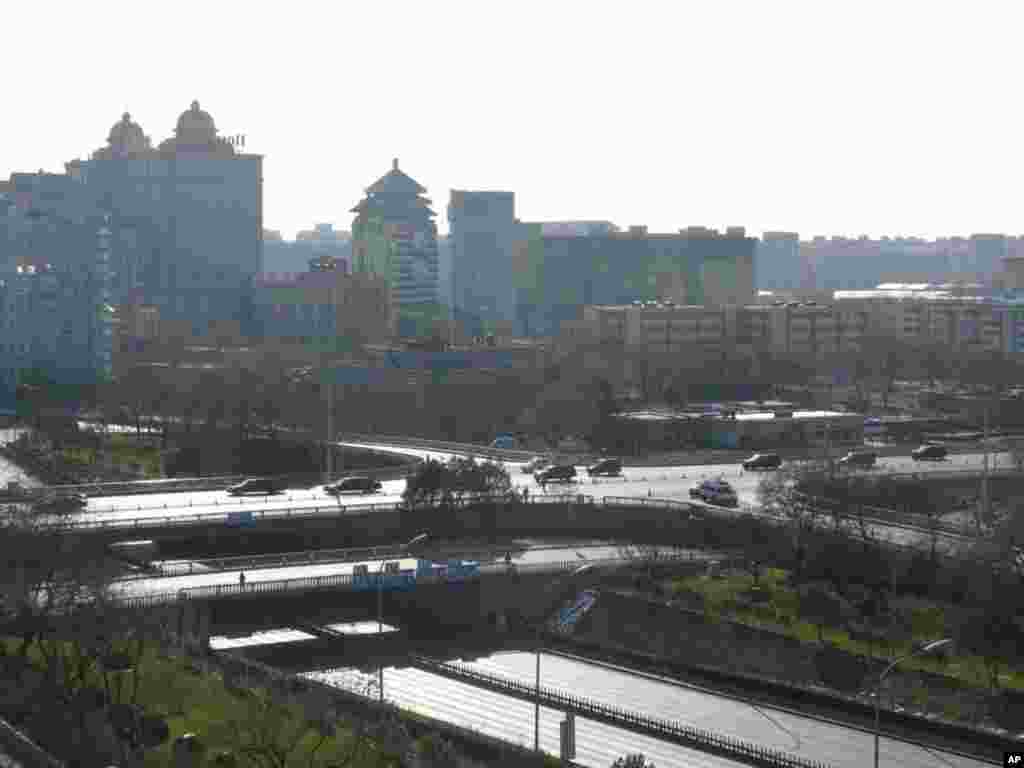 奥巴马总统的车队通过长安街