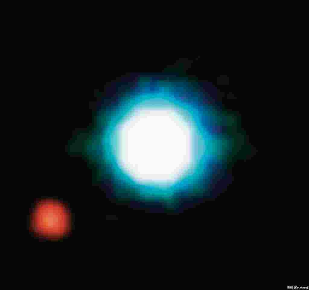 Первый снимок экзопланеты, апрель 2004 Экзопланетами называют объекты планетарной массы, которые находятся вне Солнечной системы. Долгое время астрономы считали, что сделать снимок экзапланеты - задача неразрешимая, так как эти небесные тела слишком тусклы и далеки, чтобы их можно было запечатлеть на пленке.&nbsp; Однако в апреле 2004 года астрономам это все же удалось. На снимке - объект 2М1207b, вращающийся вокруг коричневого карлика. Впоследствии обсерватории по всему миру сделали множество снимков различных экзопланет, однако именно эта планета в созвездии Центавра стала первопроходцем среди себе подобных небесных тел. 📸: ESO