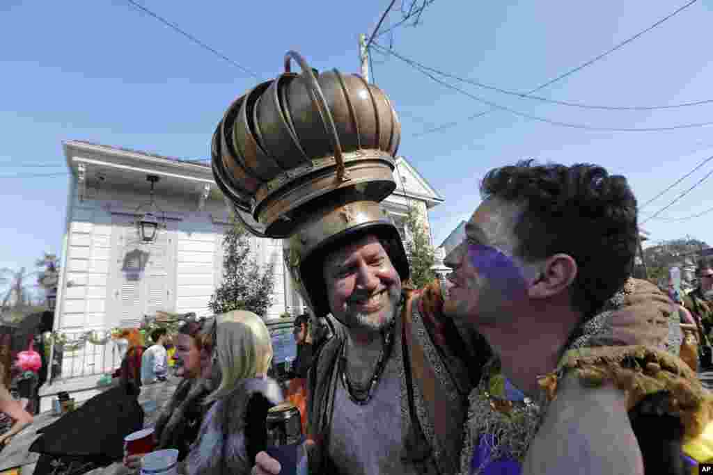 Un hombre usa un respiradero de ático como adorno para la cabeza durante el desfile de la Sociedad de Sainte Anne, el día del Mardi Gras en Nueva Orleáns, el martes 13 de febrero de 2018. (AP Photo / Gerald Herbert)