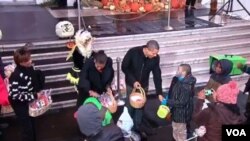 El presidente Barack Obama, la primera dama Michelle Obama y la suegra del presidente, Marian Robinson, celebrando Hallloween junto a los niños.