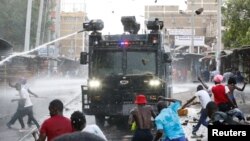 La police anti-émeute utilise des canons à eau lors d'une manifestation de partisans du leader de l'opposition kényane Raila Odinga à Nairobi, au Kenya, le 20 mars 2023.