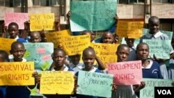 Watoto wakishika mabango katika maadhimisho ya siku ya mtoto wa Afrika, 2016 