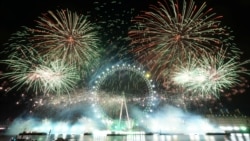 Kembang api meledak di atas bianglala London Eye saat warga Inggris di seluruh negeri menyambut Tahun Baru, di London, Inggris, 1 Januari 2024. (Maja Smiejkowska/REUTERS)