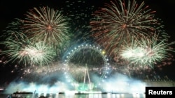 Kembang api menghiasi langit di atas bianglala London Eye saat warga Inggris di seluruh negeri menyambut Tahun Baru, di London, Inggris, 1 Januari 2024. (Maja Smiejkowska/REUTERS)