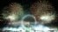 Kembang api menghiasi langit di atas bianglala London Eye saat warga Inggris di seluruh negeri menyambut Tahun Baru, di London, Inggris, 1 Januari 2024. (Maja Smiejkowska/REUTERS)