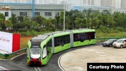 Perusahaan China CRRC memperkenalkan kendaraan listrik "bus pintar" atau Autonomous Rail Rapid Transit. 