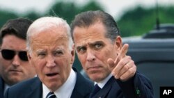 El presidente de EEUU, Joe Biden, junto a su hijo Hunter Biden, en New Castle, Delaware, el 11 de junio de 2024.