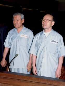 FILE - Former S. Korean presidents Chun Doo Hwan (R) and Roh Tae Woo (L) face a panel of judges at the Seoul Criminal Courthouse, Aug. 26, 1996. Chun received the death sentence while Roh received 22 years and six months in prison.