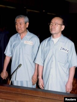 FILE - Former S. Korean presidents Chun Doo Hwan (R) and Roh Tae Woo (L) face a panel of judges at the Seoul Criminal Courthouse, Aug. 26, 1996. Chun received the death sentence while Roh received 22 years and six months in prison.