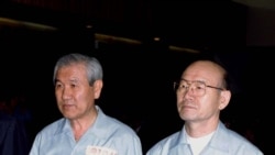FILE - Former S. Korean presidents Chun Doo Hwan (R) and Roh Tae Woo (L) face a panel of judges at the Seoul Criminal Courthouse, Aug. 26, 1996.