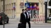 Dua anggota delegasi Iran sedang berjalan di Kota Wina, Austria, untuk persiapan pembicaraan mengenai kesepakatan nuklir antara Iran dan negara-negara Barat, Senin, 5 April 2021. (Foto: VOA Persian/Guita Aryan)