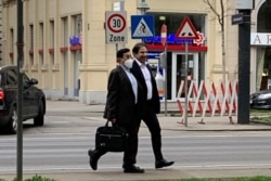 5 Nisan 2021 - İran heyetinden iki diplomat Viyana sokaklarında görüntülenmiş.