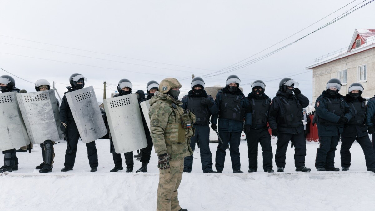 На центральную площадь Уфы вышли сотни людей