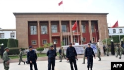 La police marocaine se tient devant le Parlement, à Rabat, le 25 mars 2012.