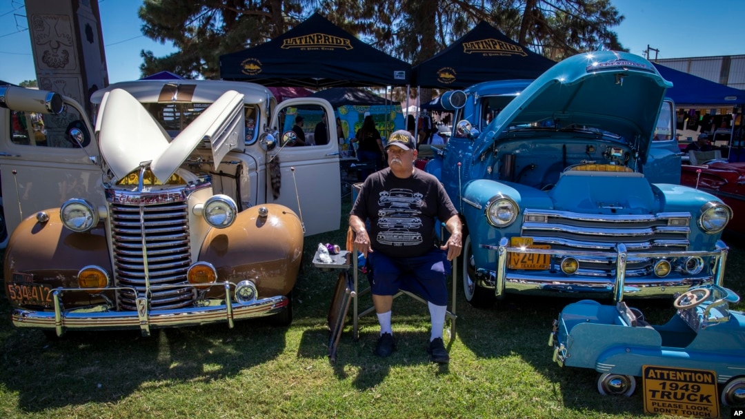FILE - Santos Gonzalez duduk di antara mobil antik Chevy tahun 1939 dan 1949 pada pameran lowrider (mobil ceper) memperingati ulang tahun ke-20 Lincoln Park di El Paso, Texas, 22 September 2024. (Andrés Leighton/AP)