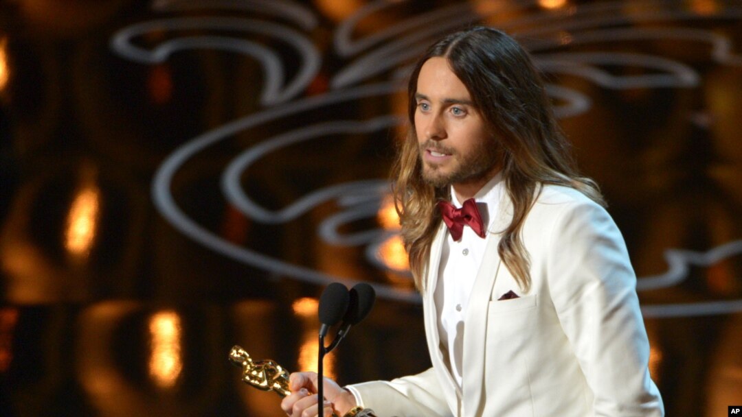 Jared Leto saat menerima piala Oscar 2014 sebagai aktor pendukung terbaik dalam film “Dallas Buyers Club” di Dolby Theatre, Los Angeles (2/3).