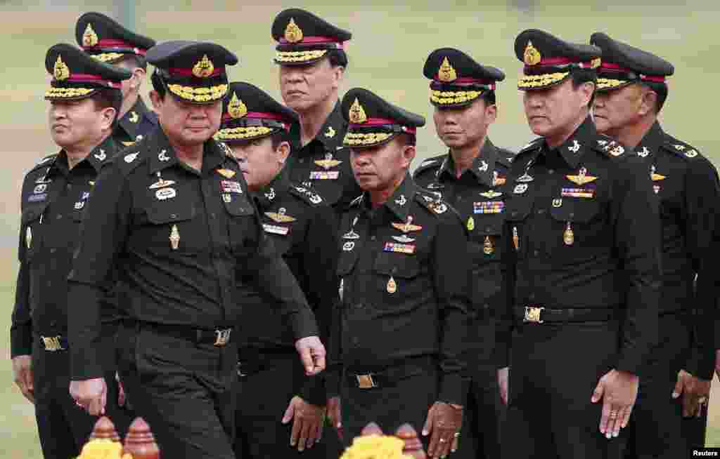 Perdana Menteri baru Thailand Jenderal Prayuth Chan-ocha saat mengunjungi Batalion Infantri kedua di provinsi Chonburi, pinggiran kota Bangkok (21/8).