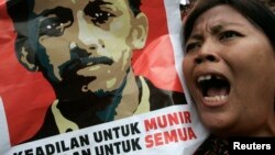 Seorang demonstran membawa poster mendiang Munir Said Thalib dalam aksi unjuk rasa menuntut keadilan untuk Munir di Jakarta (foto: dok). 