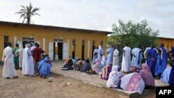 Les gens attendent de voter devant le bureau de vote de Nouakchott pour les élections législatives, régionales et locales du pays, le 1er septembre 2018.