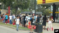 Los residentes esperan en fila con envases de gasolina en una gasolinera Gas Plus después del huracán Helene el domingo 29 de septiembre de 2024 en North Augusta, Carolina del Sur.