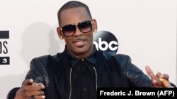 R. Kelly lors des American Music Awards 2013 à Los Angeles, le 24 novembre 2013. La star de R&B fait face à des allégations répétées d'abus sexuels sur mineures. (AFP/Frédéric J.Brown)