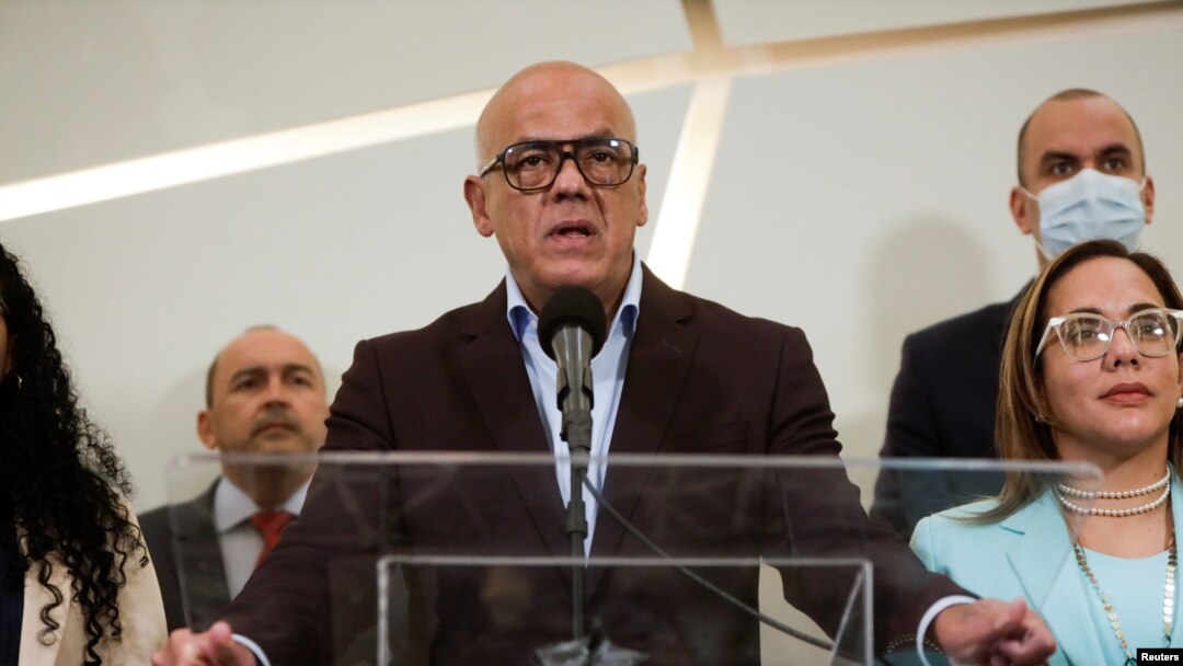 Jorge Rodríguez, presidente del Congreso de Venezuela de mayoría oficialista y jefe del equipo negociador de Maduro habla con los medios después de la tercera ronda de conversaciones con la oposición en la Ciudad de México, México, el 25 de septiembre de 2021. 