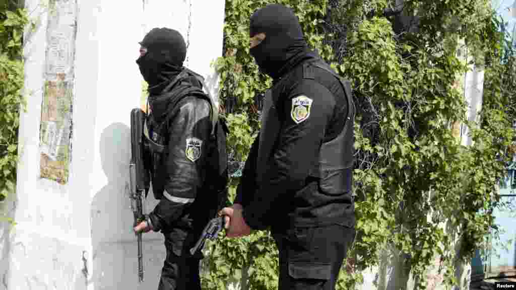 Les agents de police sont déployés à l&#39;extérieur du parlement à Tunis Mars 18, 2015. 