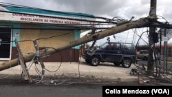 Postes caídos en calles de Puerto Rico tras el paso del huracán María. 