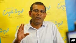 Mantan Presiden Maladewa Mohamed Nasheed berbicara dengan para pendukungnya di Maladewa melalui Skype dari kediamannya di Colombo, Sri Lanka, 31 Mei 2018. 