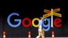 Seorang pria tampak berjalan melewati logo Google yang terpasang di sebuah kantor di Zurich, Swiss, pada 1 Juli 2020. (Foto: Reuters/Arnd Wiegmann)