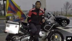 སྦག་སྦག་བཞོན་ཏེ་འཛམ་གླིང་སྐོར་བསྐྱོད་ཀྱི་ལས་འགུལ་མཇུག་བསྒྲིལ་བྱ་རྒྱུར་དཀའ་ངལ་འཕྲད་ཀྱི་ཡོད་པ།