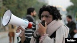 د مدني فعال پروفېسر سلمان حېدر د خوشي کېدو وروستو د ټولنیزو اړیکو په ویب پاڼو د هغه د بې درکۍ او خوشي کولو به اړه تود بحث روان دی.
