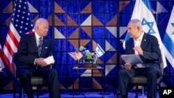 El presidente de EEUU, Joe Biden, habla con el primer ministro israelí, Benjamín Netanyahu, en Tel Aviv, Israel, el 18 de octubre de 2023.