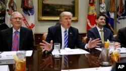 El presidente Donald Trump, acompañado por los líderes republicanos, Mitch McConnell y Paul Ryan. De acuerdo con una encuesta, 6 de cada 10 entrevistados dicen que Trump y los republicanos son responsables de los problemas que puedan surgir de ahora en delante con la ley de salud.