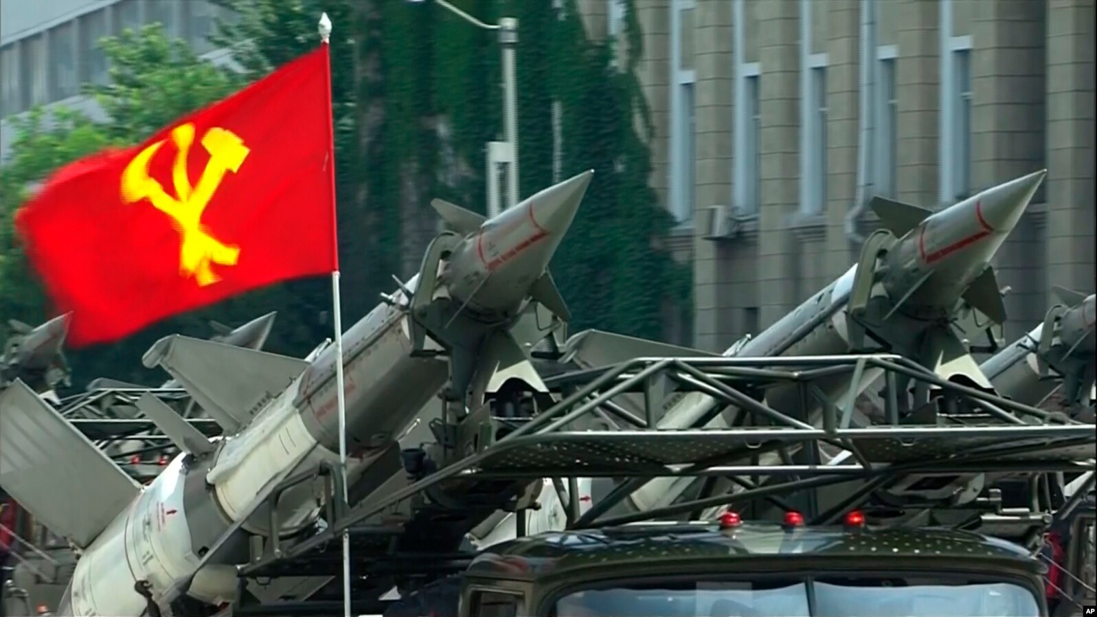 Truk militer membawa misil dalam upacara militer di Pyongyang, Korea Utara, Juli 2013. (AP/KRT)