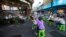 រូបឯកសារ៖ អតិថិនអង្គុយទទួលទានអាហារតាមចិញ្ចើមថ្នល់នៅក្រុងបាងកក ប្រទេសថៃ កាលពីថ្ងៃទី១២ ខែឧសភា ឆ្នាំ២០២០។ 