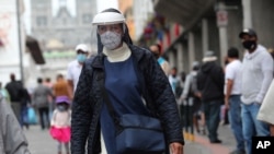 Una monja católica protegida con mascarilla camina por Quito, donde en las últimas semanas se ha registrado un repunte del coronavirus. [Foto: AP/8 de diciembre de 2020]