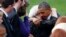 El presidente Barack Obama consuela a una mujer no identificada en la sección de las familias de las víctimas de la matanza del Astillero Naval.